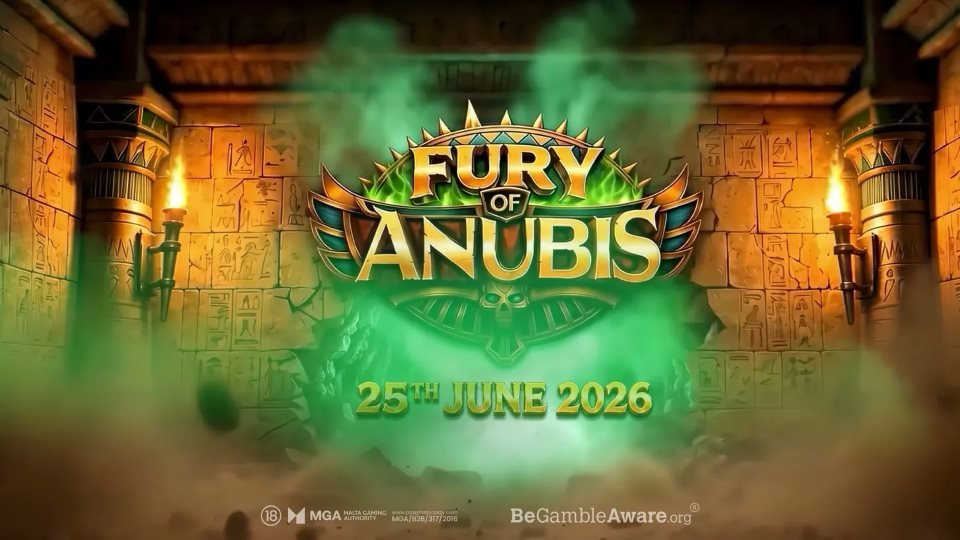 Chambre funéraire éclairée par des torches avec une brume verte et le logo de Fury of Anubis vue en format portrait